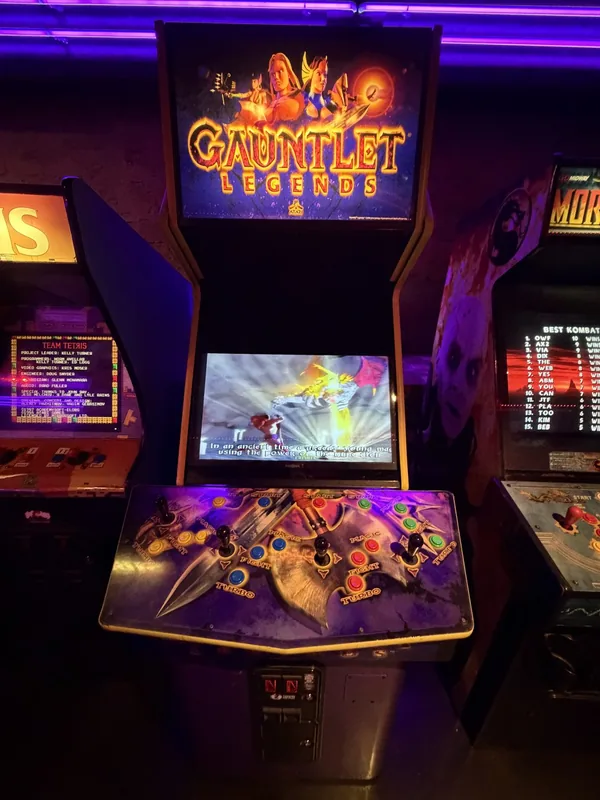 Gauntlet Legends 4-player arcade cabinet by Atari Games