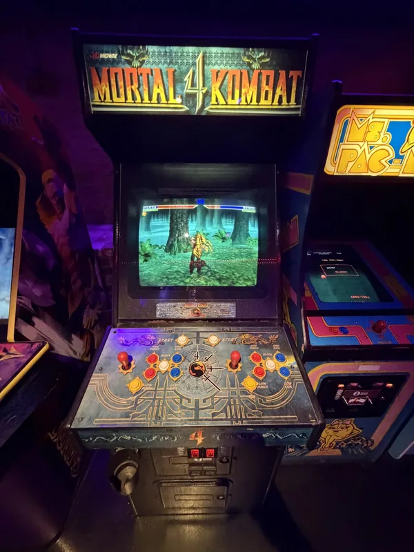 Mortal Kombat 4 arcade cabinet by Midway
